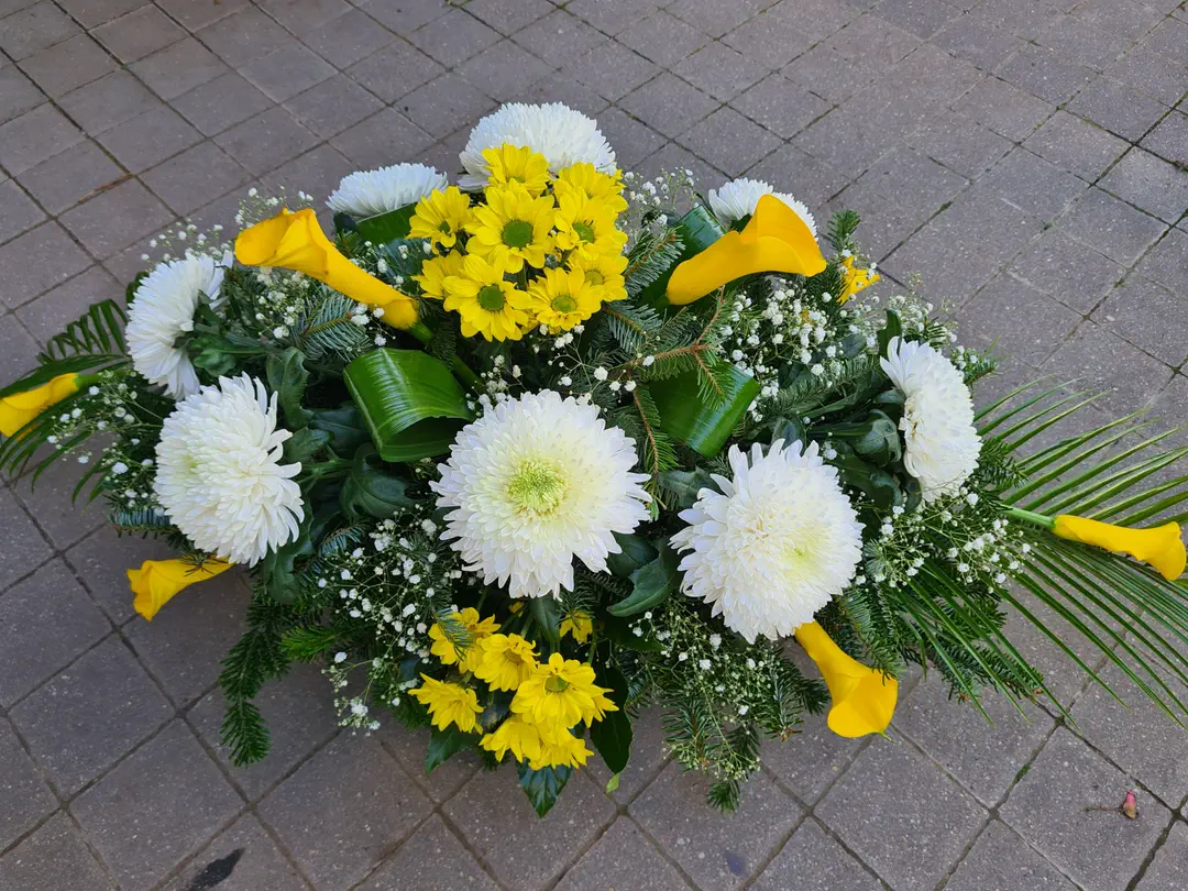 Žlto-biela ikebana s kalami a chryzantémami