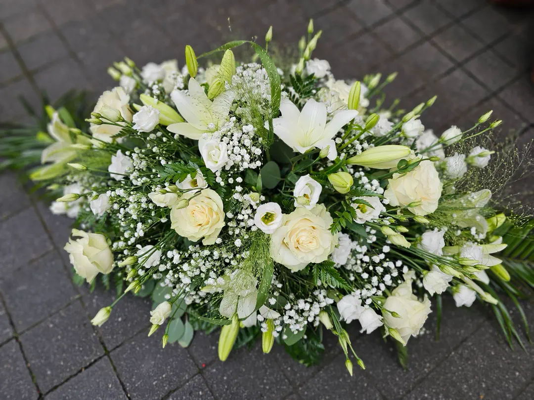 Biely parter z ľalií, ruží a gypsomilky