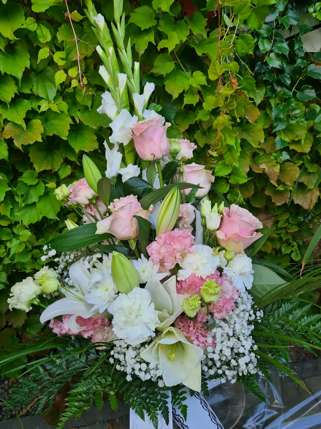 Smútočná kytica s gladiolami, ružovými ružami a ľaliami
